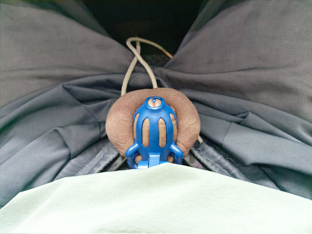 爸爸的大jb和骚狗的小锁吊🤤
经过爸爸的训练小烧狗终于可以戴锁睡觉了