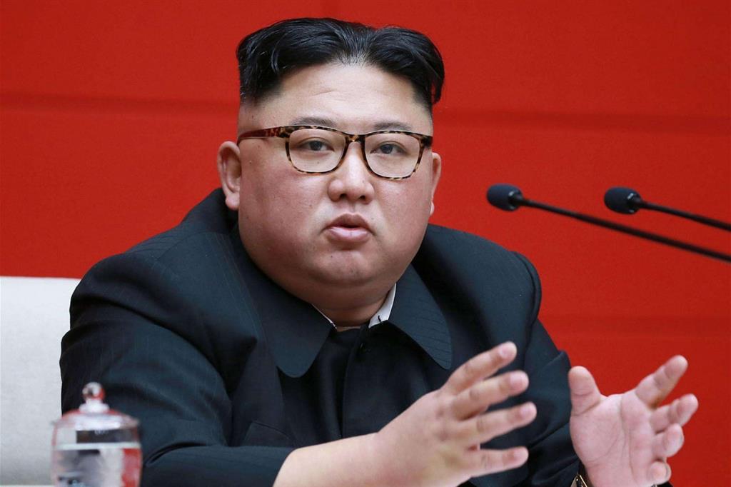 Il leader nordcoreano Kim Jong-un ha dichiarato che il Paese non rinuncerà alle armi nucleari, poiché tutti sanno cosa fanno gli Stati Uniti ai Paesi che le rinunciano.