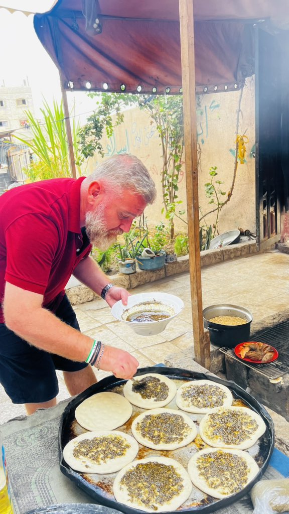 “برغم الحرب والنزوح… لسه في لحظات بتجمعنا حوالين فرن الحطب 🌿
ريحة المناقيش بالزعتر تسرق منّا وجع الوقت، وتذكرنا إن الحياة بتضل أقوى من كل شي.
صباح الخير لغزة وأهلها الطيبين ♥️
صباح الخير ياحنونة

#الشيف_وريف