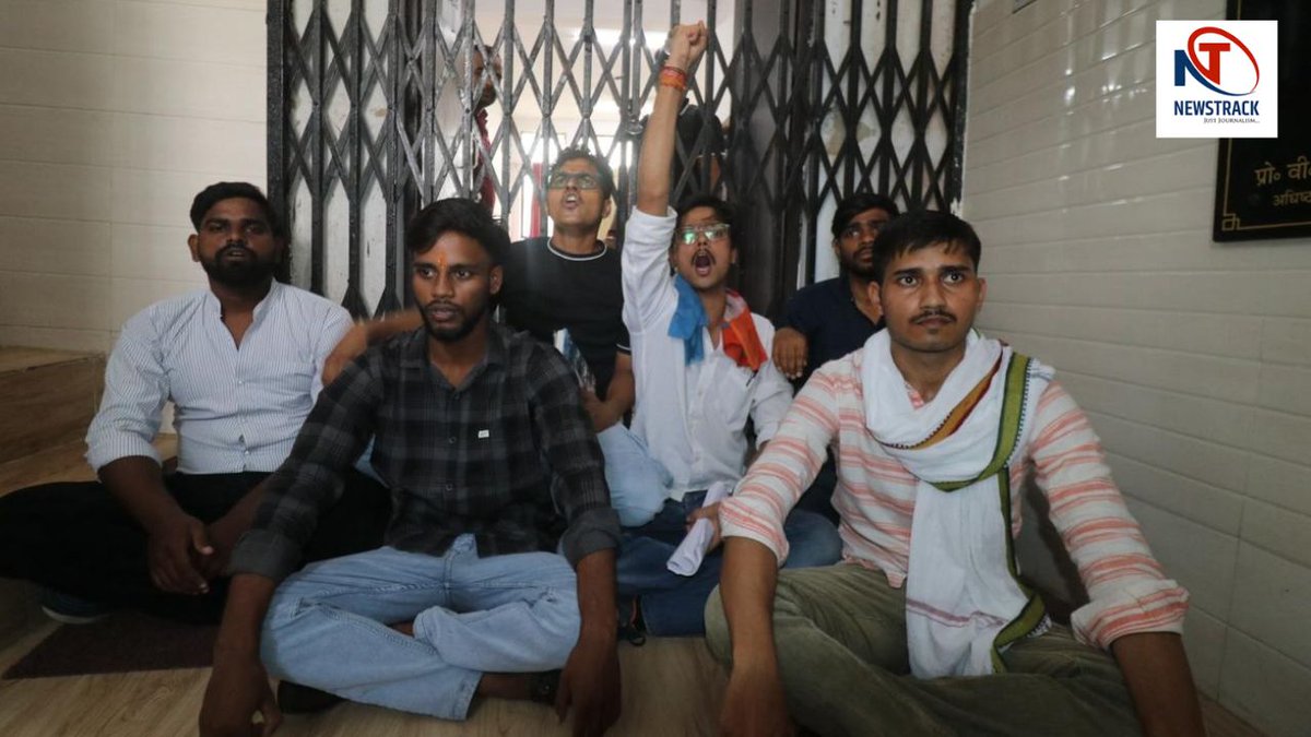 newstrackmedia's tweet photo. लखनऊ विश्वविद्यालय में प्रवेश प्रक्रिया में धांधली का आरोप लगते हुए एनएसयूआई के समर्थकों ने लखनऊ विश्वविद्यालय के एडमिशन सेल पर जड़ा ताला।
@lkouniv @nsui
#lucknowuniversity #NSUI #AdmissionProcess https://t.co/M85JtFWlJO