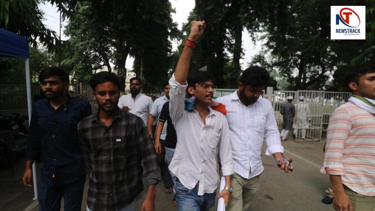 newstrackmedia's tweet photo. लखनऊ विश्वविद्यालय में प्रवेश प्रक्रिया में धांधली का आरोप लगते हुए एनएसयूआई के समर्थकों ने लखनऊ विश्वविद्यालय के एडमिशन सेल पर जड़ा ताला।
@lkouniv @nsui
#lucknowuniversity #NSUI #AdmissionProcess https://t.co/M85JtFWlJO