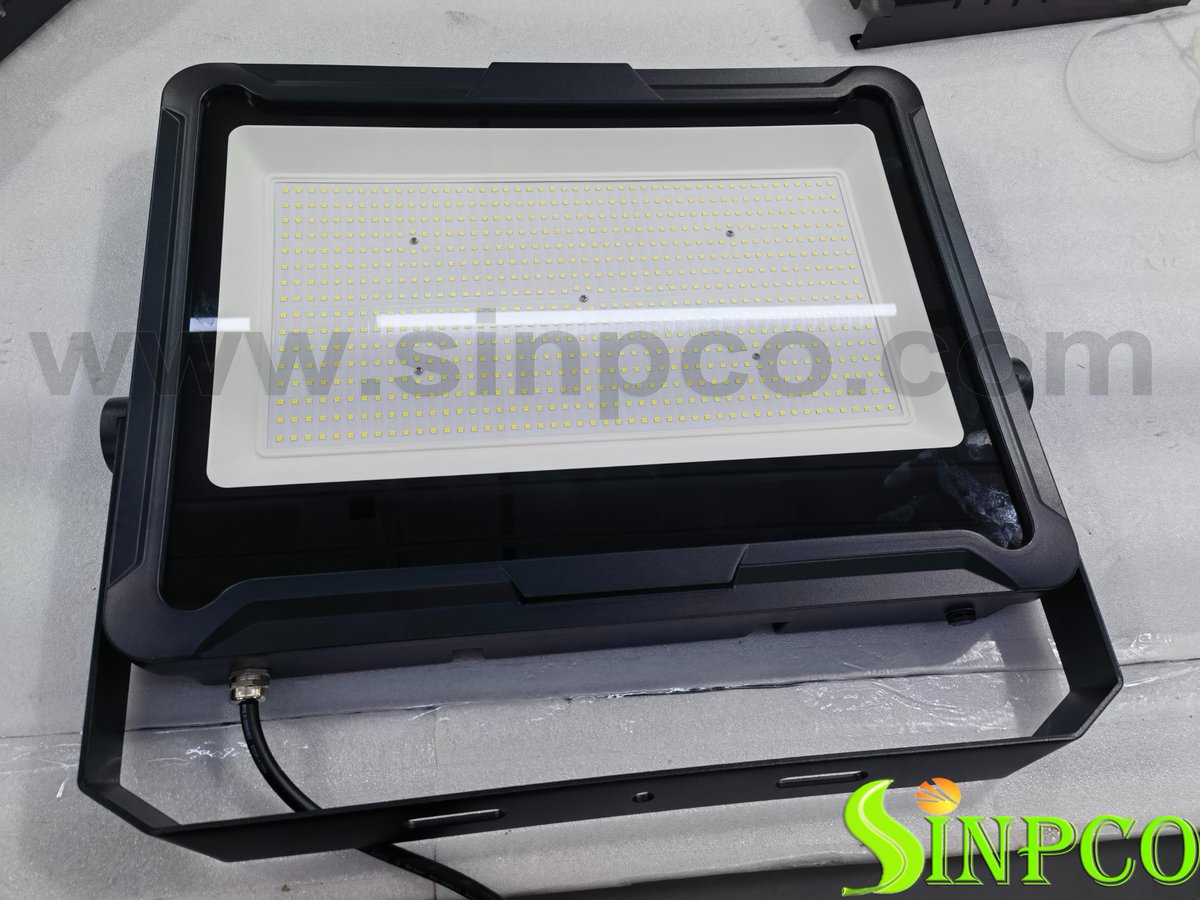 SINPCO A Series floodlight, the most valuable and ultra brightness, power 500W.

* Brand driver, wide input voltage .

* Brand Philips LEDs, high light efficiency 150Lm/W .

* Precise lighting distribution 25°/60°/90°/120° .

* IP66, IK08 protection.

* 5 years warranty.