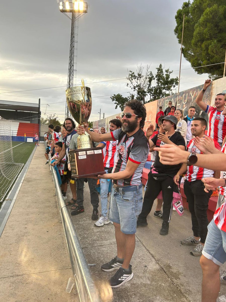 Otra victoria y ayer doble celebración con liga y trofeo #SanMateo, gran afluencia de público en el Calderón y entrega del trofeo para ambos capitanes..el de nuestro <a href="/AtcoMonzon/">Atlético Monzón Alumbra</a> <a href="/7mznClaver/">Javier Claver</a> y para el de nuestra Banda 😀🙌🇵🇱🇲🇨💪🏆#TeQuieroAtleti