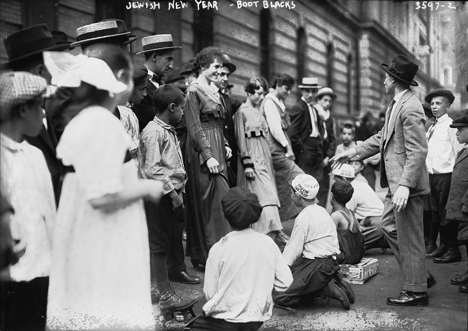 3/ #Roshhashana in New York from my photos.
The TASHLICH prayers are traditionally said near a body of water. 
What could be better than gathering on the Brooklyn Bridge in your fancy holiday fashion? Especially your freshly polished shoes.