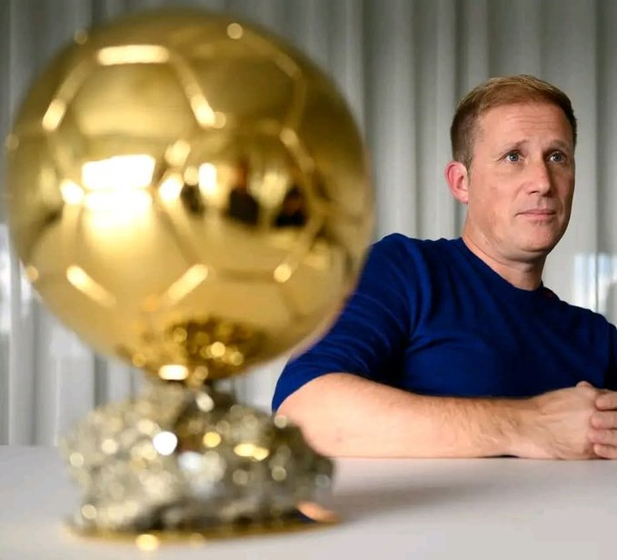 PurelyFootball's tweet photo. 🗣 Vincent Garcia, editor-in-chief of France Football:

"I am the only one who knows the winner of the Ballon d’Or, and the criteria to win it are:

▪️Individual performance, decisive and impressive performances.
▪️Titles won.
▪️Fair play, behaviour on and off the field.

There are predictions, but the final result remains a secret until the last moment…

The Ballon d’Or winner is not yet aware, he will NOT be informed before the ceremony!"