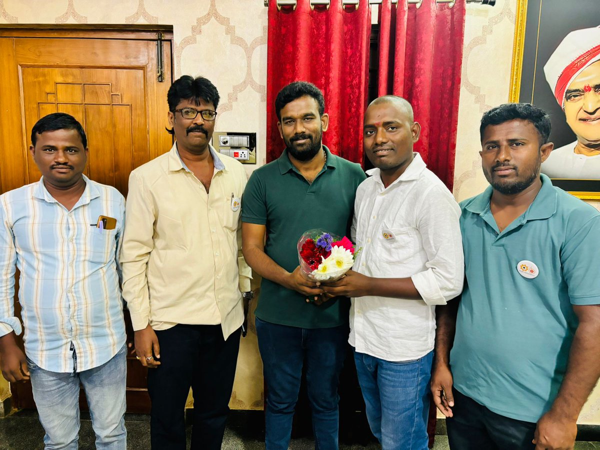 r_shivarajkumar's tweet image. శ్రీ పరిటాల రవీంద్ర గారి ముద్దుబిడ్డ, టీడీపీ ధర్మవరం నియోజకవర్గం ఇంచార్జ్ శ్రీ పరిటాల శ్రీరామ్ గారికి హృదయపూర్వక జన్మదిన శుభాకాంక్షలు. మీరు ఇలాంటి పుట్టినరోజులు మరెన్నో జరుపుకోవాలని, రాజకీయ మరియు సామాజిక సేవ రంగాల్లో  ఉన్నత శిఖరాలను మనస్పూర్తిగా కోరుకుంటున్నాను.
@IParitalaSriram