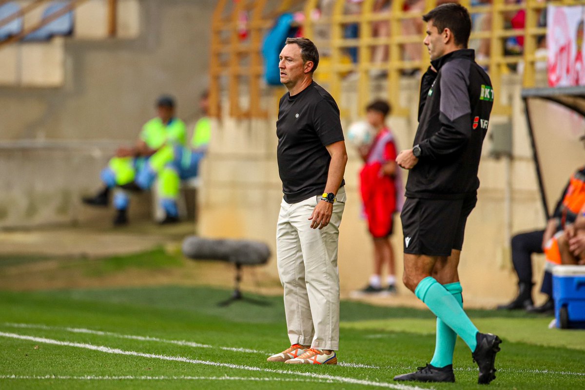 🚨 Raúl Llona, el entrenador que devolvió a la Cultural al fútbol profesional, destituido en la Jornada 6

❌ Es el segundo técnico K.O. en la Hypermotion

👎 El riojano, pese al gran triunfo de hace 8 días en casa del líder, deja a los leoneses en zona de descenso