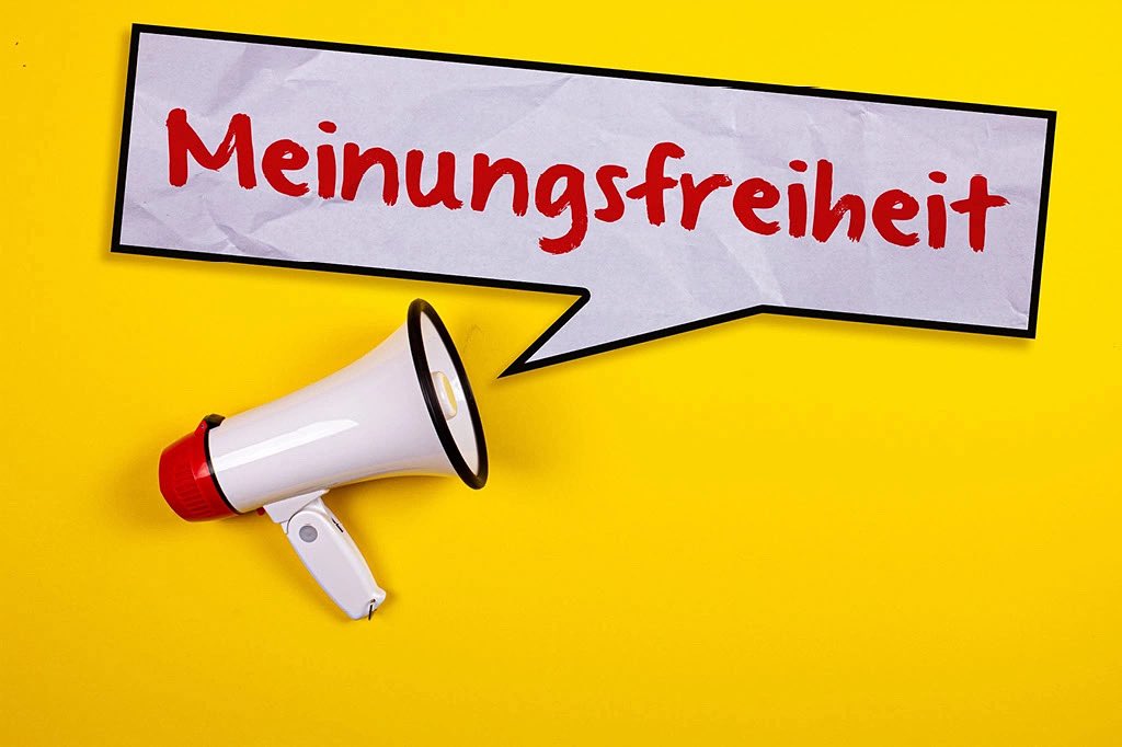 Die, die sagen, man könne nichts mehr sagen, sind diejenigen, die an die Macht gelangt dafür sorgen werden, dass man nichts mehr sagen darf. (Las ich neulich irgendwo sinngemäß und stimmte zu.)