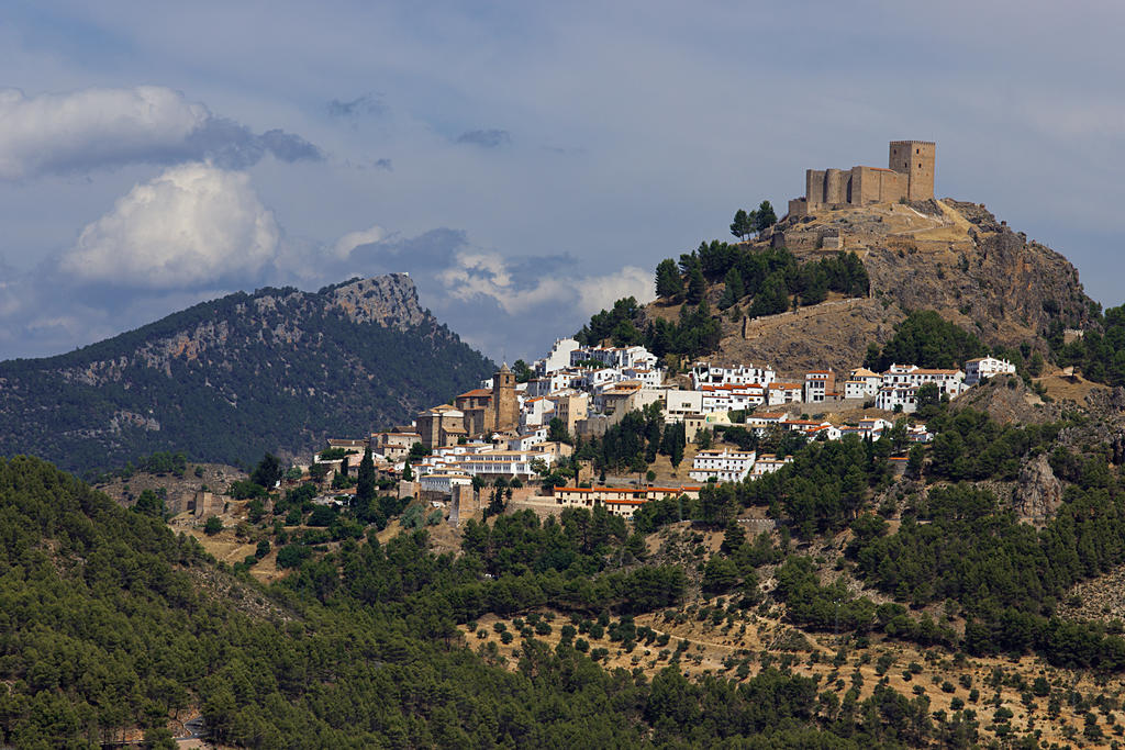 Dice el refrán que a Jaén se entra llorando y se sale llorando. 

Esto hace referencia a que uno no suele tener demasiadas expectativas con la provincia, pero una vez que la conoce, la abandona con pena. 

📷: Jaén, El Salvador de Úbeda, Sierra de Cazorla y Segura de la Sierra.