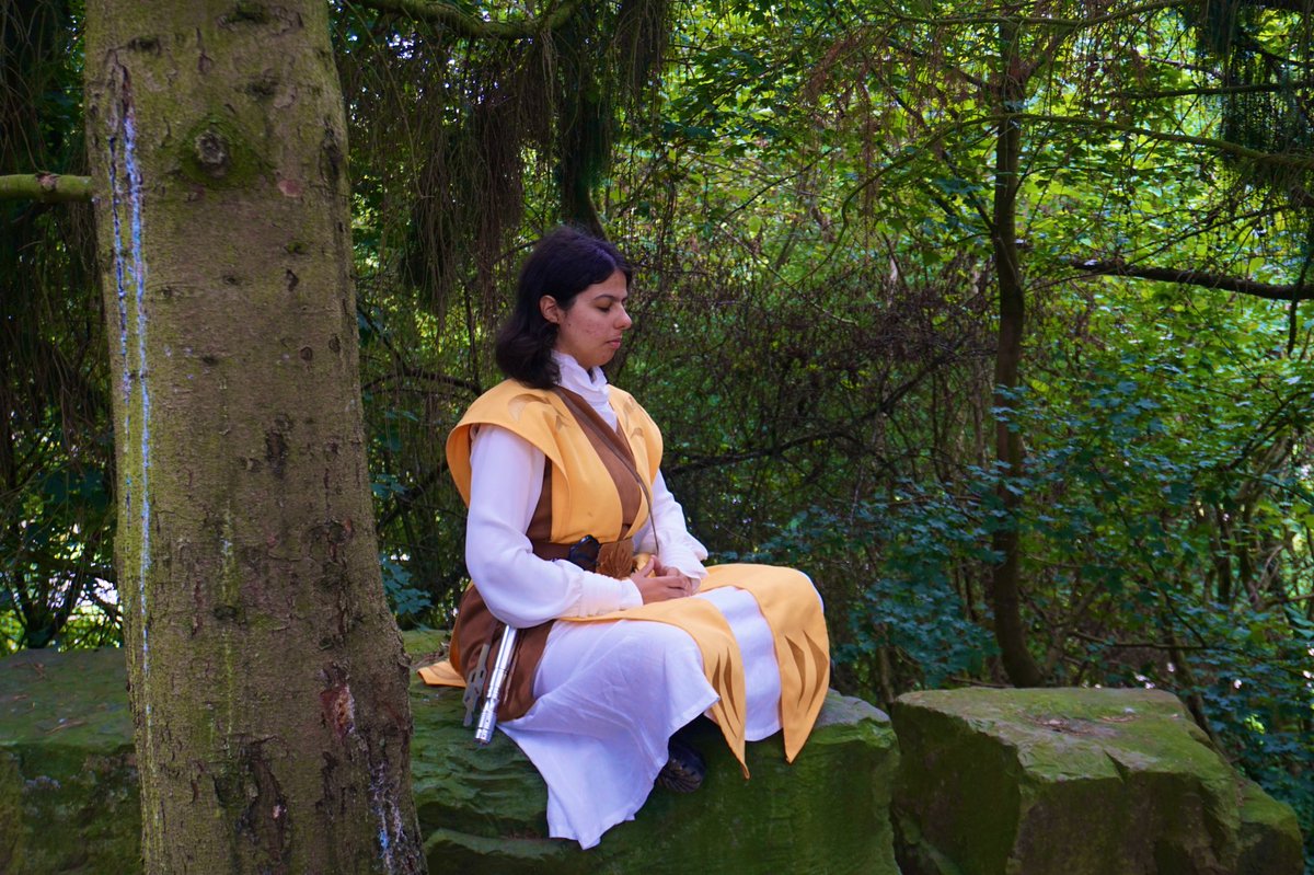 SOOOO I made high republic robes :) 💛

(credits to my friend for being an amazing photographer ahah)