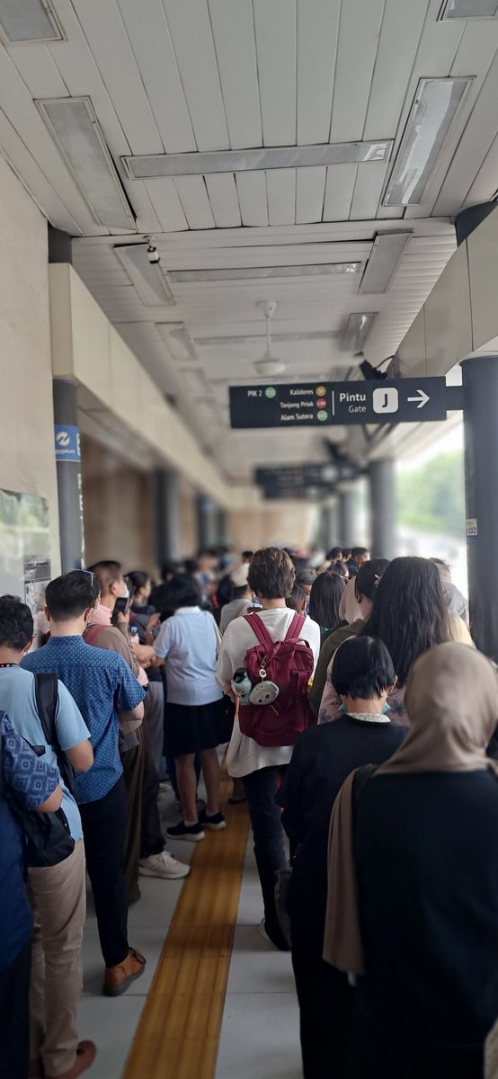 penuhmimpii's tweet photo. Hallo @PT_Transjakarta aeah pik 2 lama bgt drgnya sejam lebih https://t.co/ol5ubbPvQh