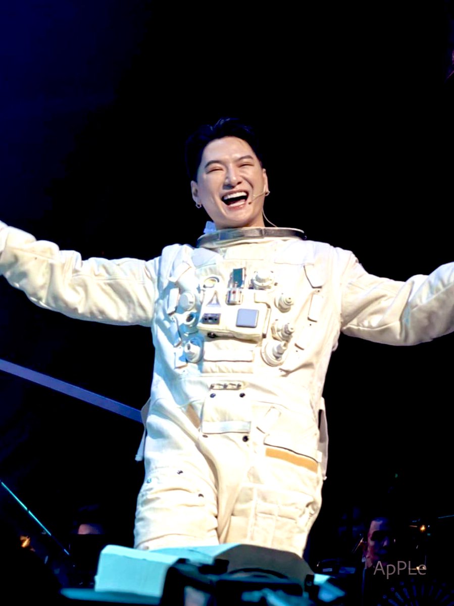 Apple1828's tweet photo. นักบินอวกาศที่อารมณ์ดีที่สุดในโลก 
#TheGoldenshowConcert2025 
#KristPerawat https://t.co/7i2S4l3nYg