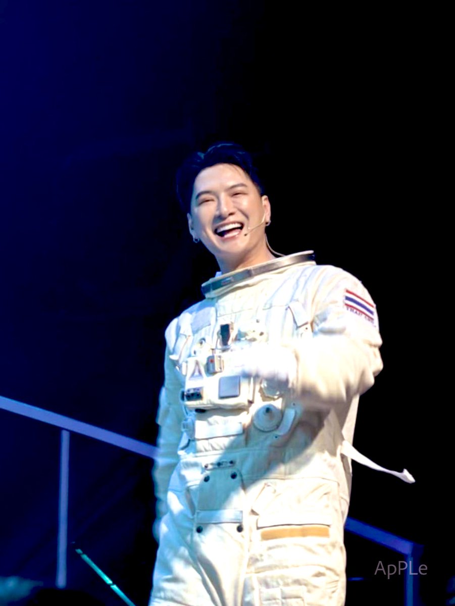 Apple1828's tweet photo. นักบินอวกาศที่อารมณ์ดีที่สุดในโลก 
#TheGoldenshowConcert2025 
#KristPerawat https://t.co/7i2S4l3nYg