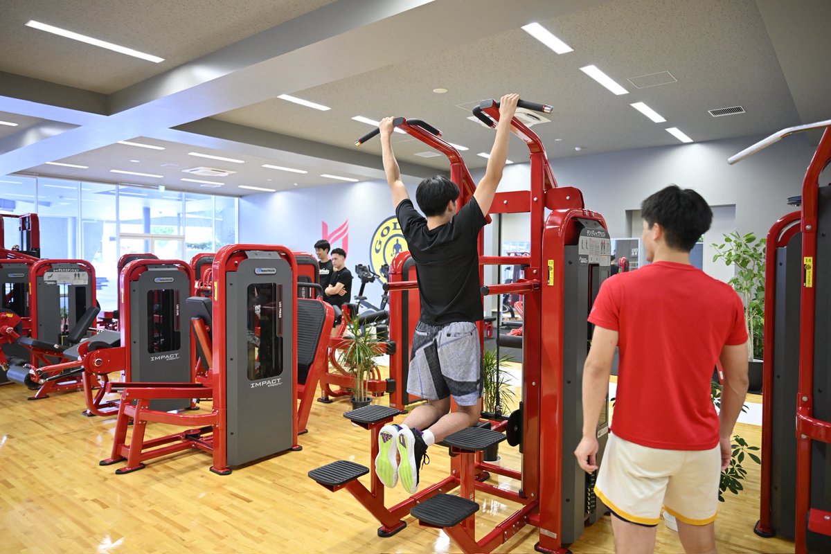 ryukoku_univ_pr's tweet photo. ／
龍谷大学× GOLD’S GYM🏋️‍♀️
＼
深草キャンパス朋友館に #ゴールドジム の機器を導入したトレーニング室がオープンしました🌟
ゴールドジムのスタッフが常駐しているため、安全かつ効率的にトレーニングができます💪
学生の皆さまも利用可能でので、利用方法等の詳細はポータルのお知らせをチェック👀✨ https://t.co/s31NQ7Vg6C