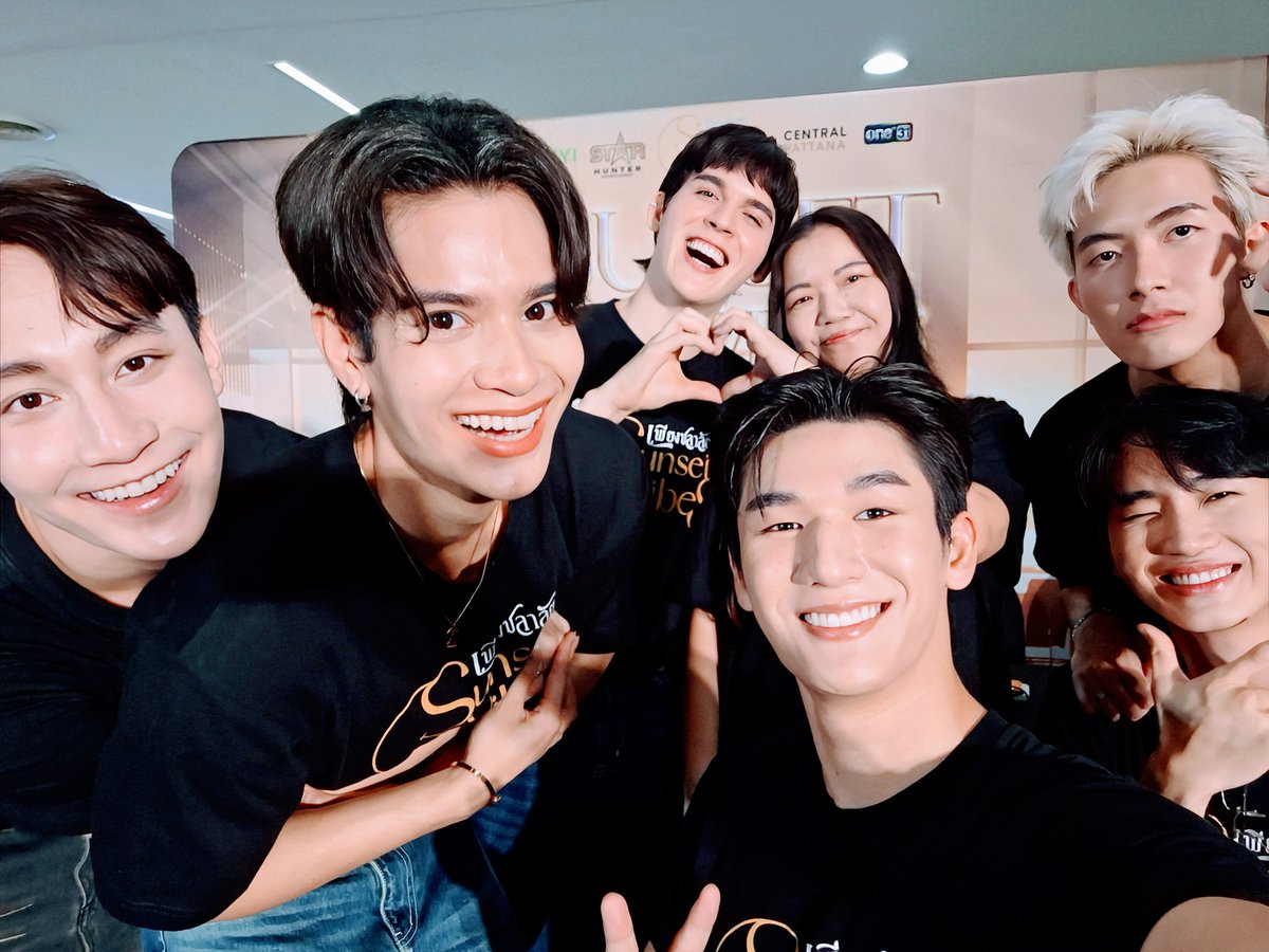 chen_lin9122's tweet photo. Last year, I made my first trip to Chiang Mai to meet thhese cute boys. I was so happy to be reunited with my Dargon family. This is the most precious memory for me. I miss them very much 🥹

#MosBank #TheDargon 
#moslhong #ISBANKY 
#Fong #JJSUNDAY #tenon #Pete https://t.co/p77ddmNi20