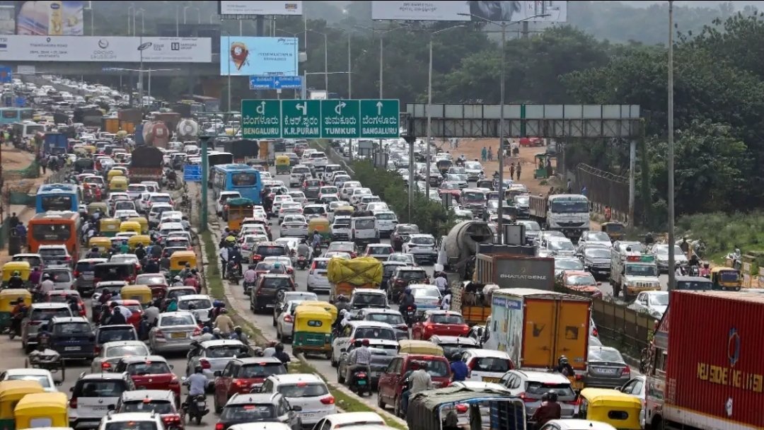 CitizenMattersX's tweet image. A #Bengaluru techie’s #Reddit post has once again highlighted the city’s chronic traffic problem—but this time, with a fresh perspective.

His daily 14 km commute from #JPNagar to the #ORR stretches to 90 minutes each way, turning what should be a 30-minute journey into a…