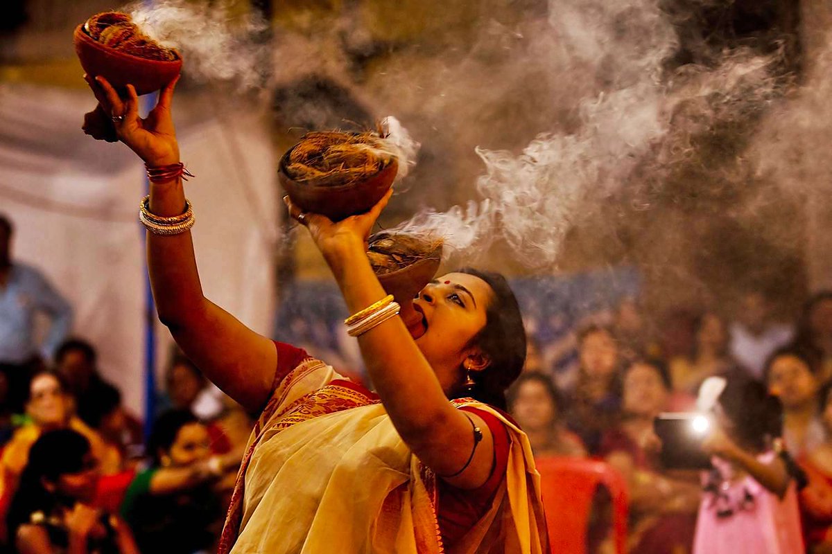 अहं राष्ट्री सङ्गमनी वसूनाम्
अहं सुवे पितरमस्य मूर्धन्
मम योनिरप्स्वन्तः समुद्रे
य एवं वेद स देवीपदमाप्नोति