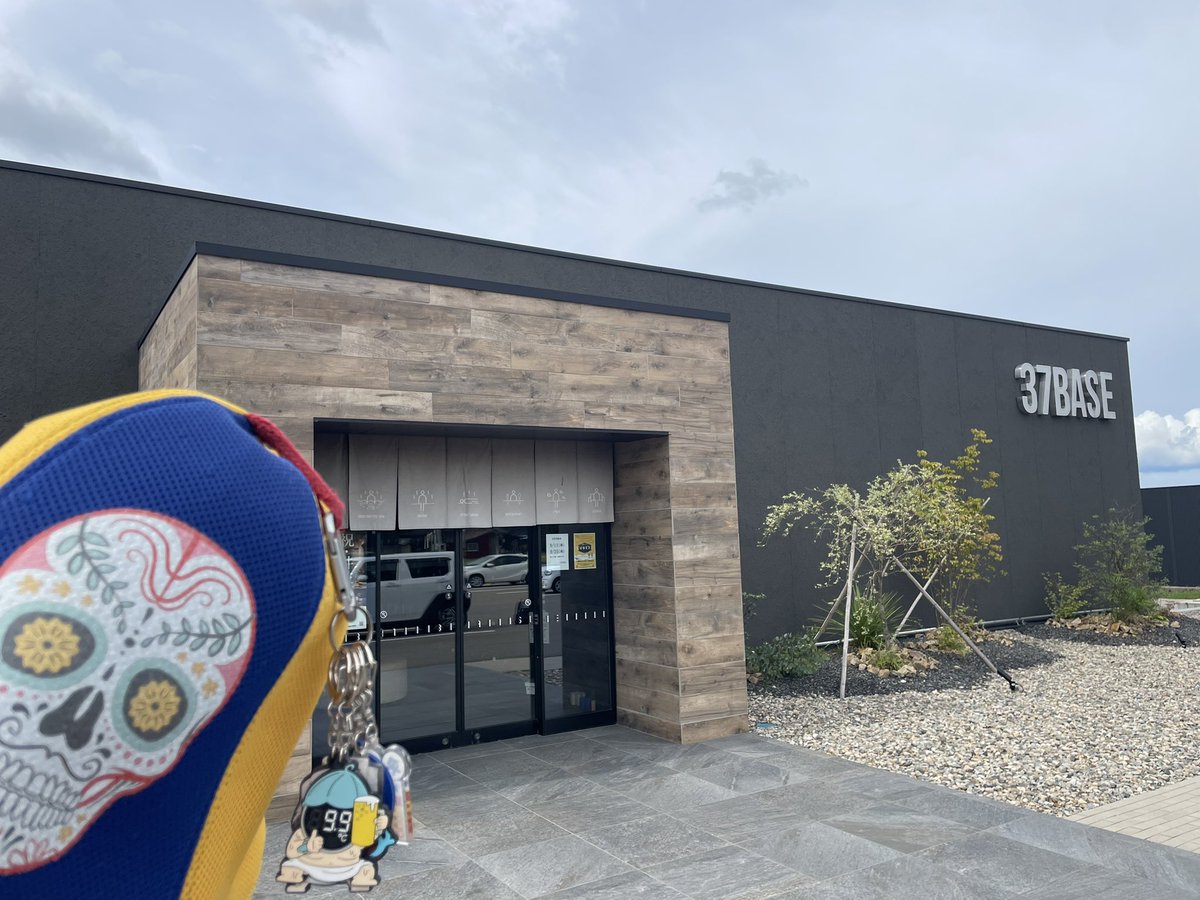 7agzQ's tweet photo. 【富山サ旅⑤】北アルプス見ながら水田を抜ければ突然モダンな黒い建物😳
建屋内も黒で統一👍ドライサウナ&セルフロウリュ可能なコンテナサウナ二刀流😊
真っ暗なサ室に鎮座するHARVIA2基にロウリュ2杯ず掛ければうぉっ激アツ😡
このサ旅で一番熱く楽しみすぎて長居🤣
#37BASE #サウナイキタイ https://t.co/AWJ2lUMM6R