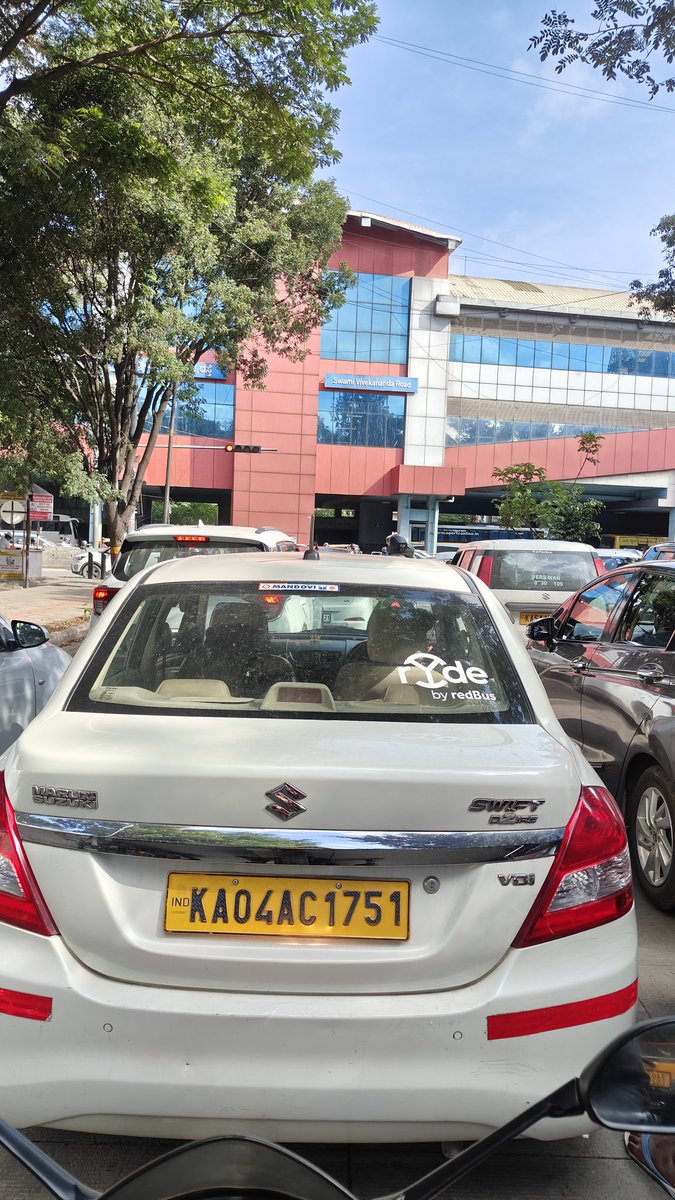 Adithya8491's tweet photo. Situation almost every day at this signal, SV Road Metro; long waiting time; today morning clearance given after 10mins for vehicles coming from Indiranagar 80ft road, very poor traffic management. 
@blrcitytraffic https://t.co/pbGOr5hyU9