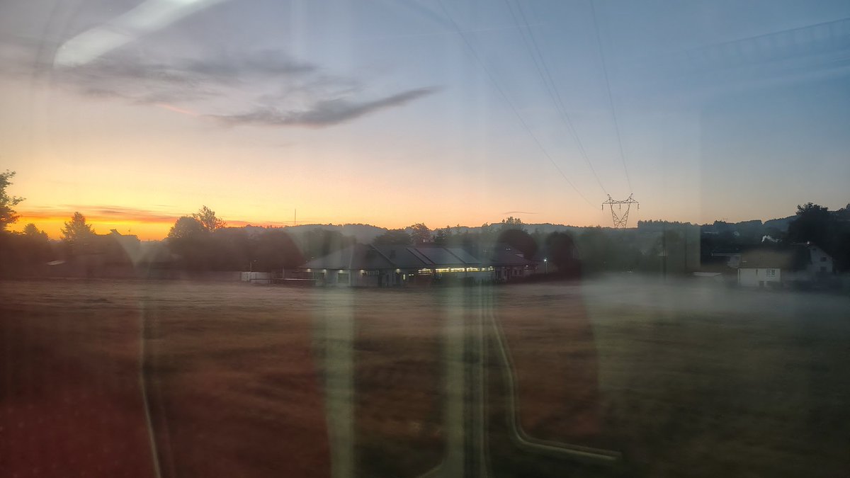 TranslatorPS's tweet photo. From on-board EN57-673 as ROJ 30533/2, the 4.23 Chabowka/Krakow Glowny, in Wola Radziszowska. Pylon in the background is no. 31 on the Skawina/Rabka 110 kV line. https://t.co/oGYuUPWyrk