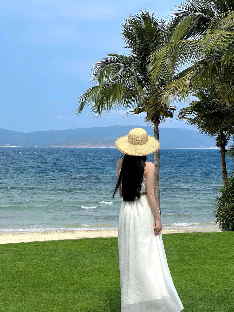 Love_life_Ruby's tweet photo. Under the sunlight, with the sea breeze gently blowing, the white dress sways with the waves. Embraced by nature, the soul finds freedom in this moment. https://t.co/IFiruac43d