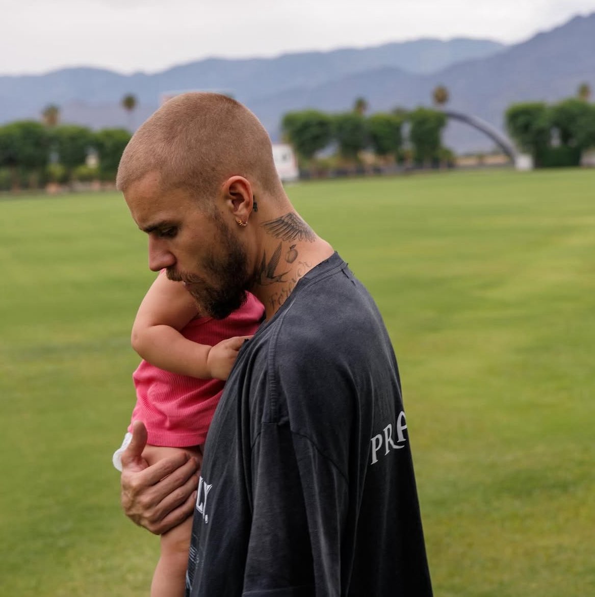 G1bEpESWEAEXbup?format=jpg&name=medium Justin Bieber Stuns Fans With Intimate Family Reveal — The Story Behind the Viral Moment Will Leave You Speechless