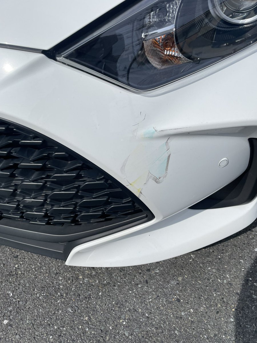 高速で初心者マーク飛んできて当たったなぁと思ったらコレ。
拭いても色落ちひんねやけど？？？