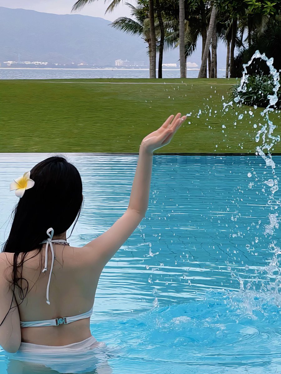 In the clear water, gently waving my hand, feeling the joyful dance of every droplet.