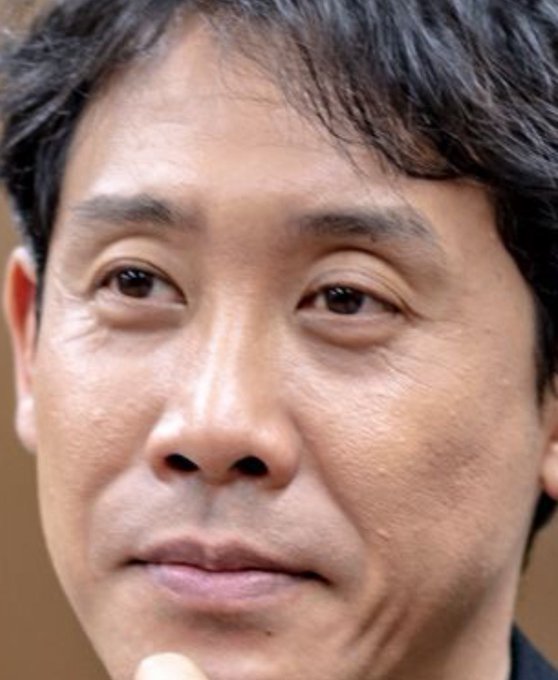 前RTの問いに大泉洋さんさんの画像貼って説明されてた方いて、まあそれは一目瞭然で分かりやすいんですが…なら老若男女どんな顔でもその凹みが出るかというとそんな事はなく、なんとなく手癖で描いてる人も多いと思います。(昔の頬の瞬線とかと一緒 