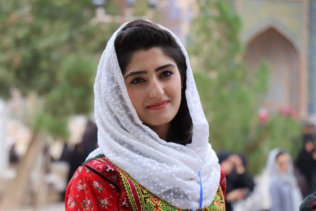 ښځه د وهلو لپاره نده 
هغه د مینی، زغم ، او د عزت نښه ده .
په ښځه لاس پورته کول د کمزوري او پس پاتی انسان کار دي .