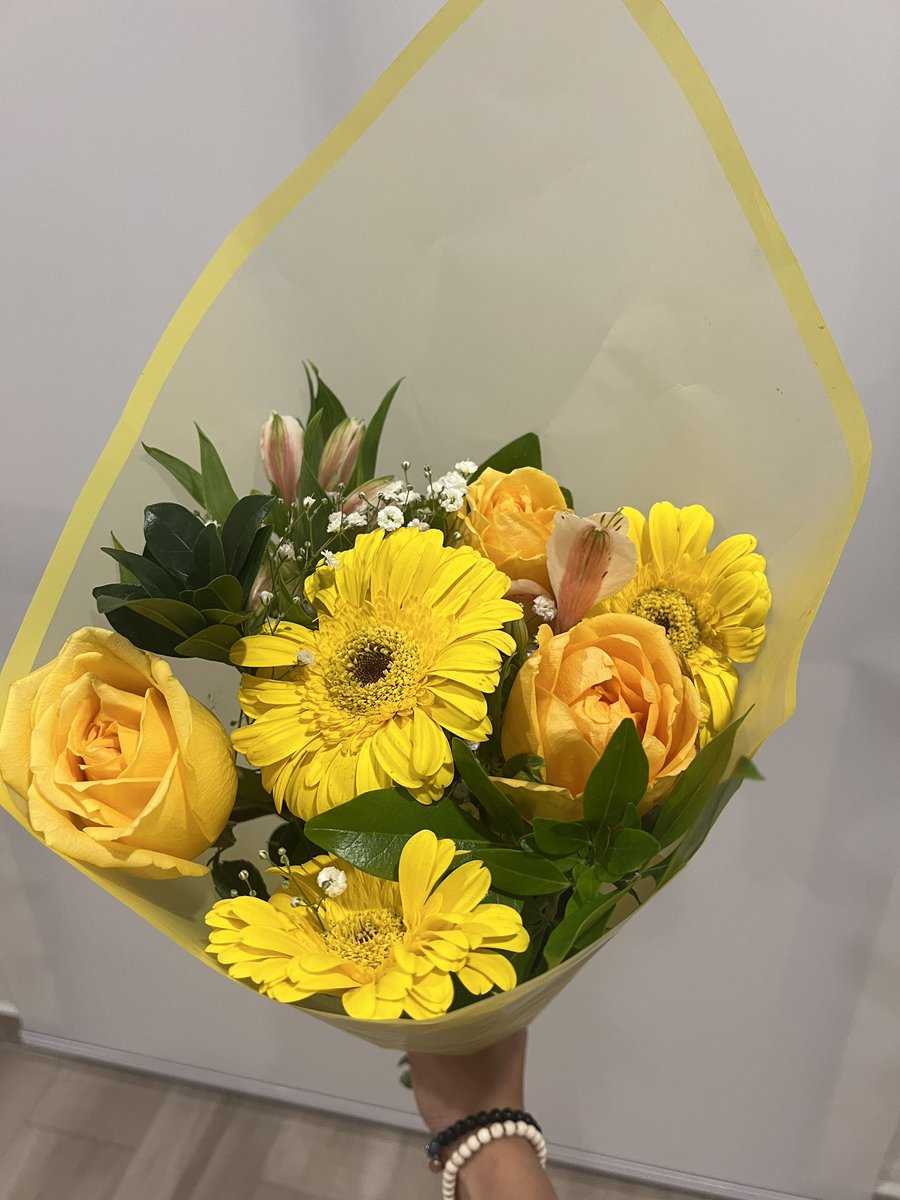 GigliolaAT's tweet photo. Ya habíamos tenido nuestra date de Domingo de Novios con amorcito y de repente me llama y me dice “Amor puedes salir por favor”.
Bajo me entrega mi ramo de flores y me dice “tu nunca vas a ser espectadora mi niña”.💛✨🫰🏼 https://t.co/G91PNfdWQI