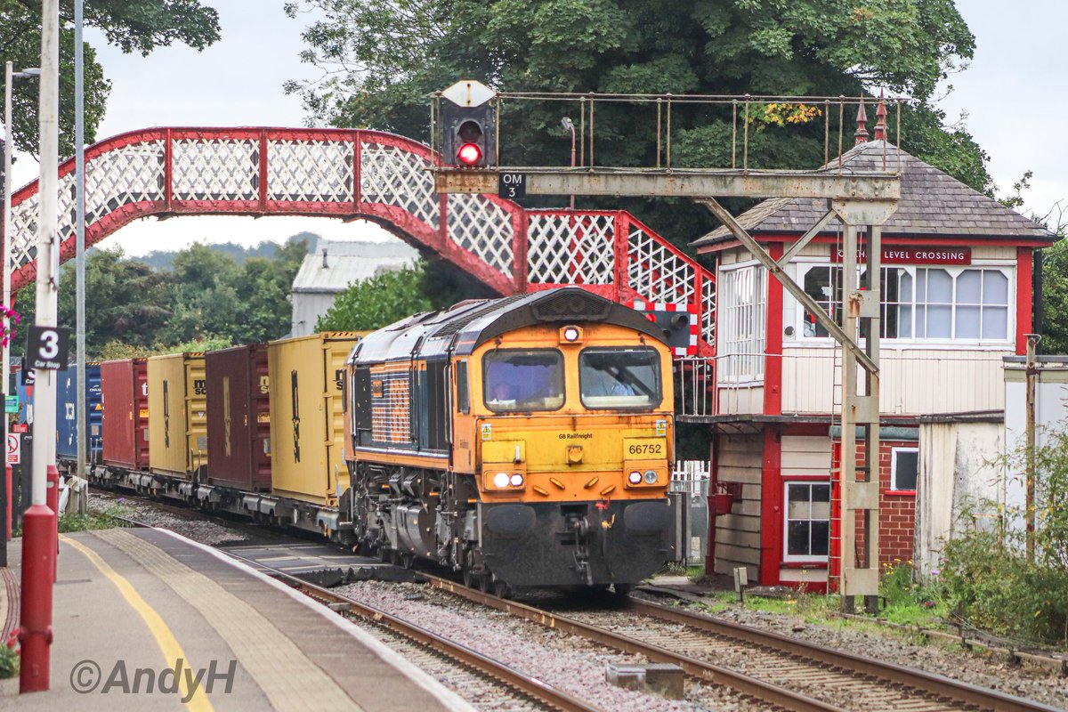 holtona72's tweet image. #IntermodalMonday Following the sand train through Oakham on Saturday, 2 shots of @GBRailfreight 66752 'The Hoosier State' working 4M23 Felixstowe North #GBRF to Hams Hall heading over the crossing, past the box &amp;amp; through the station. #Rutland #ShedWatch 20/9/25
