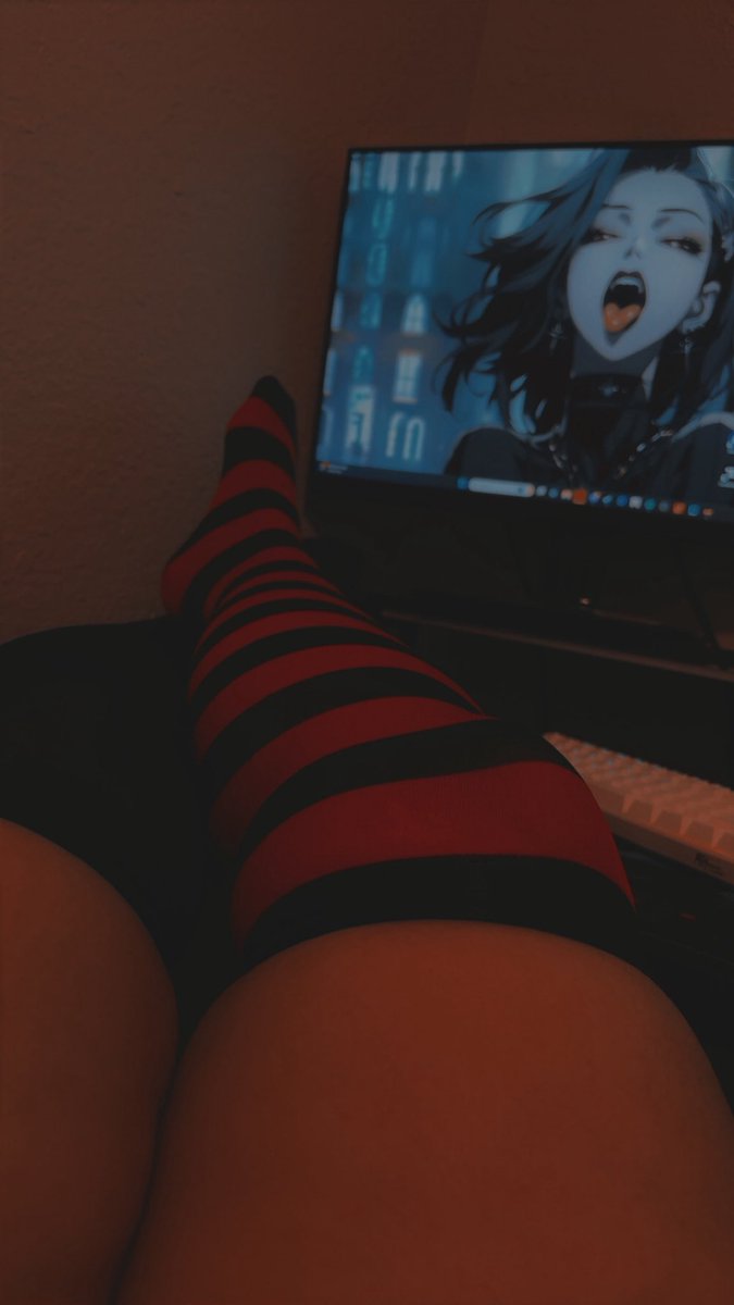 Fyodorango's tweet photo. 🖤 #gothic #thickthighs #thighs https://t.co/1eA4SIx73Y