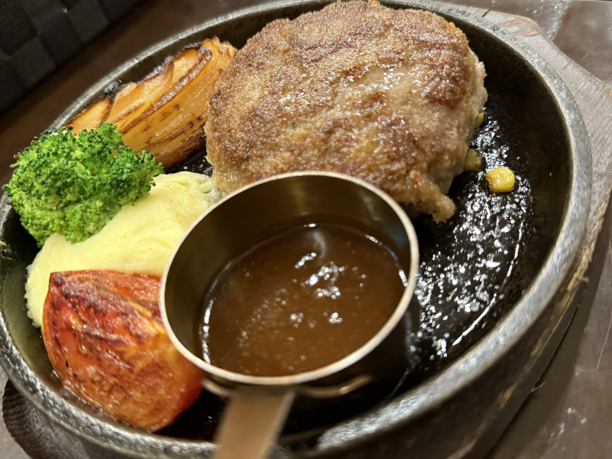 HIRAOKA_ICHIRO's tweet image. 昨日の夜食べたハンバーグが美味しかった、
息子のステーキは半生でさらにうまそうだったので、次行ったら頼もうかなと
イギリスは食事がかなりまずいとか
個人的にアメリカよりまずい国あるの？
あくまでも一般の人が食べてる食事レベル
#高市さん　#子供食堂　#イギリス