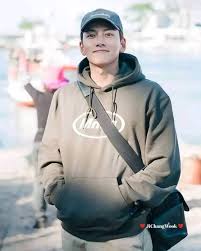 changwook_jiwon's tweet photo. #Yangyangcouple and their love for #mmlg 🧢🩷🩵🩶👕
#jichangwook #kimjiwon #lovestruckinthecity #지창욱 #김지원 #도시남녀의사랑법 #양양커플 https://t.co/M9S3jCu6S6