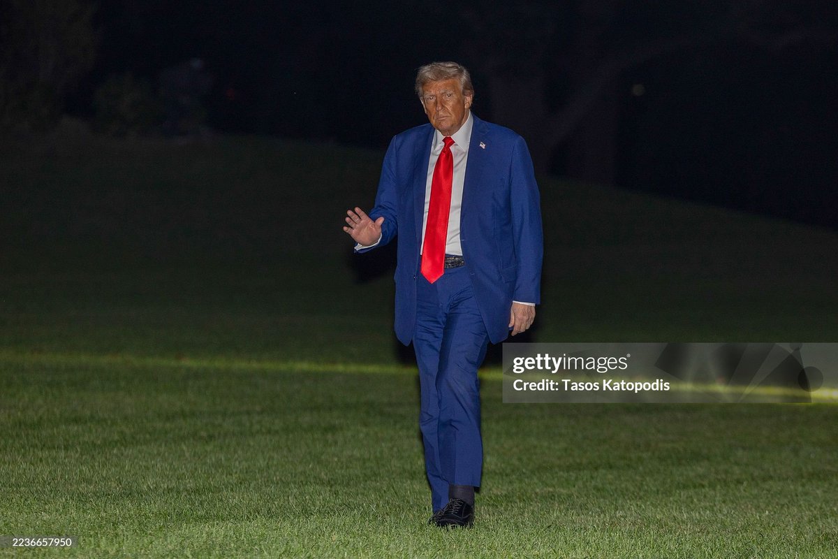 dexter_doggie's tweet image. Seriously, should Trump be flying at all. His cankles are going to explode. #TrumpHealth #TrumpDVT #TrumpIsUnwell #TrumpIsUnfitForOffice