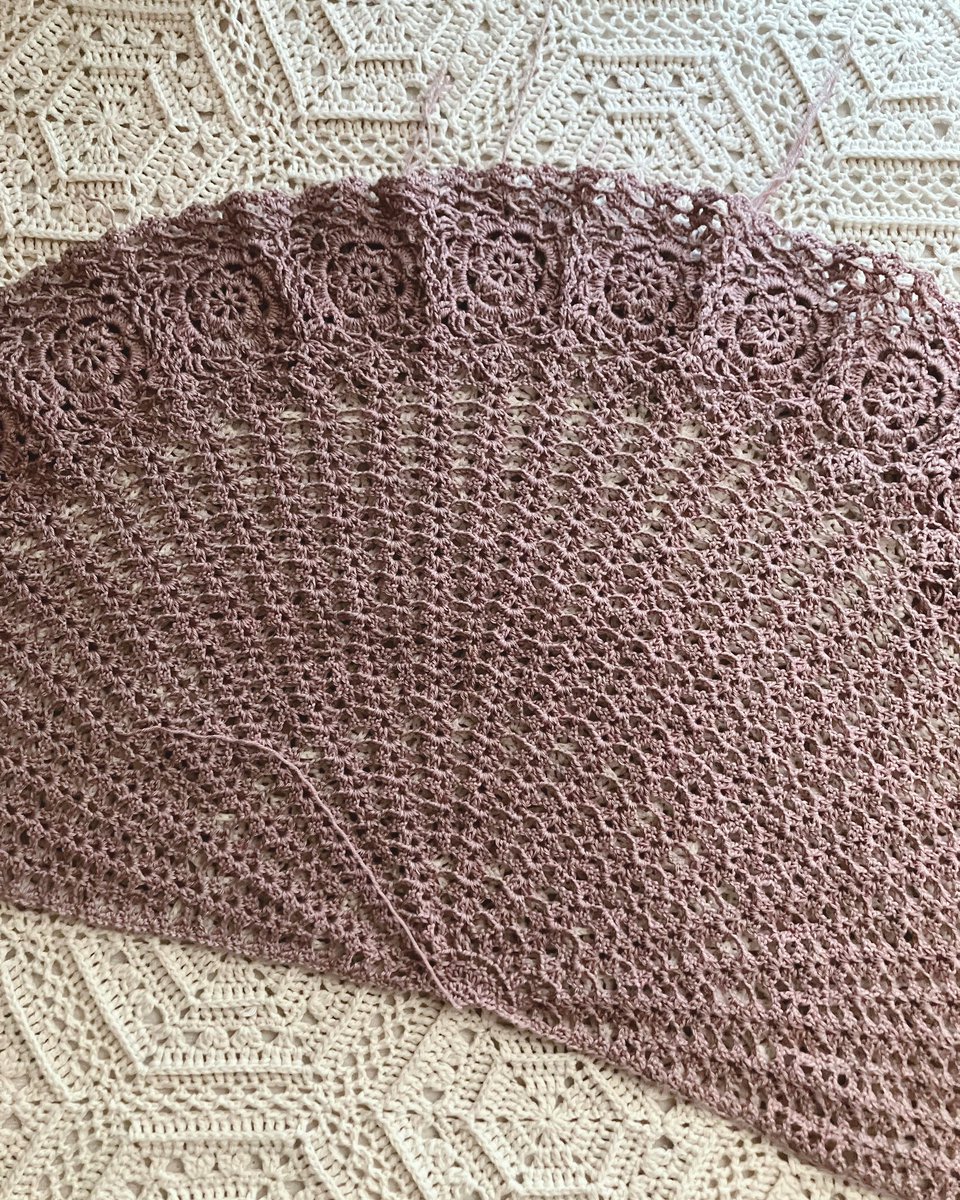 atelier_mati's tweet image. 小豆染めウールで編んでいたモチーフ繋ぎのウェア、糸が微妙に足りなくて、ひとまずストールに変更しました🫘
モチーフを活かした感じにしてみたけど、なかなか可愛く編めました😊
あとは縁編みを編んで完成です🩷