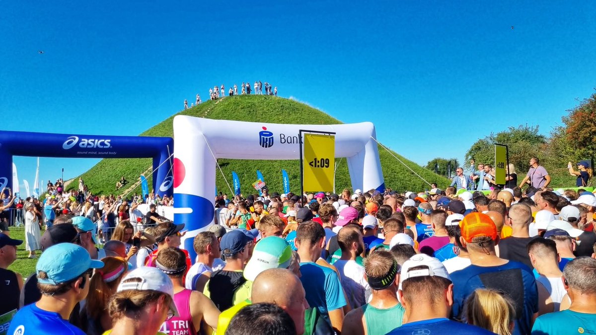 D2KP_DKL's tweet photo. 📣 Żołnierze #2KP na trasie Biegu Trzech Kopców! ⛰️🏃‍♀️🏃‍♂️

Żołnierska służba to nie tylko codzienne obowiązki i szkolenia – to także nieustanne dbanie o sprawność i hart ducha. 💪🇵🇱 Nawet w czasie wolnym żołnierze Dowództwa 2 Korpusu - Dowództwa Komponentu Lądowego Polskiego stawiają sobie wymagające wyzwania, podejmując się udziału w wyjątkowych wydarzeniach sportowych.

✅ 18. PKO Bieg Trzech Kopców 2025 to jedyny w Polsce bieg górski zorganizowany w samym centrum miasta 🏙️. Ponad 13 km trasy między krakowskimi kopcami – Krakusa, Kościuszki i Piłsudskiego – to nie tylko asfalt, ale też leśne ścieżki, podbiegi i zbiegi. To wyzwanie, które daje ogromną satysfakcję i sprawdza charakter. 🔥

Żołnierze #2KP pokazali, że niezależnie od miejsca i czasu – determinacja, wytrwałość i pasja do sportu towarzyszą im zawsze. 👊

📸 ppłk R. Białowolski #WP / #2KP | M. Gałązka | P. Rojewski

▫️▪️▫️▪️
@DowOperSZ @MON_GOV_PL
@SztabGenWP @DGeneralneRSZ
@krakow_pl @IWsp_SZ

#BiegTrzechKopców #Fight2Win #biegtrzechkopcow #2KP #SiłaWJedności #ŻołnierzeWBiegu
#BiegamwKrakowie #2KorpusPolski #WojskoPolskie #GarnizonKraków #TakieJestWojskoPolskie