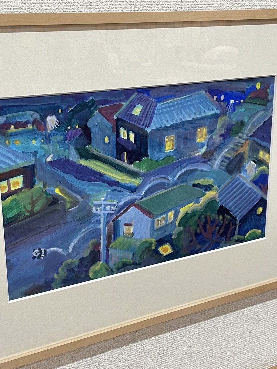 ９月２２日（月）14:00〜20:00営業です。
絵本原画展「いっしょにかえっていい？」を開催中です。
夜道をぴょんぴょん、パンダの本当の帰り道です。夜の始まりの青と家々にともる灯りの黄色が美しく、ぜひ原画でご覧いただきたい場面です。