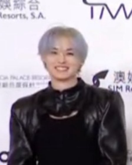 ARE YOU KIDDING ME LOOOOK LOOK AT HIMMMMMM