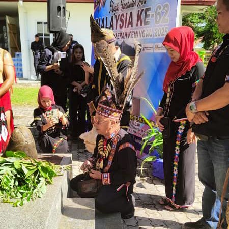 ipmsdl_'s tweet photo. Why is a 1963 stone oath shaking #Sabah today? 🪨 #IndigenousPeoples are reclaiming the #BatuSumpah to demand justice + self-determination. Full story @ https://t.co/aF0vcjjTFu
#LandRights #FightForOurFuture https://t.co/Ngq5bbHjUK