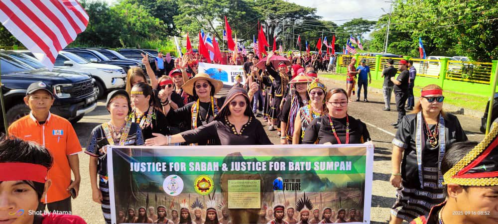 ipmsdl_'s tweet photo. Why is a 1963 stone oath shaking #Sabah today? 🪨 #IndigenousPeoples are reclaiming the #BatuSumpah to demand justice + self-determination. Full story @ https://t.co/aF0vcjjTFu
#LandRights #FightForOurFuture https://t.co/Ngq5bbHjUK