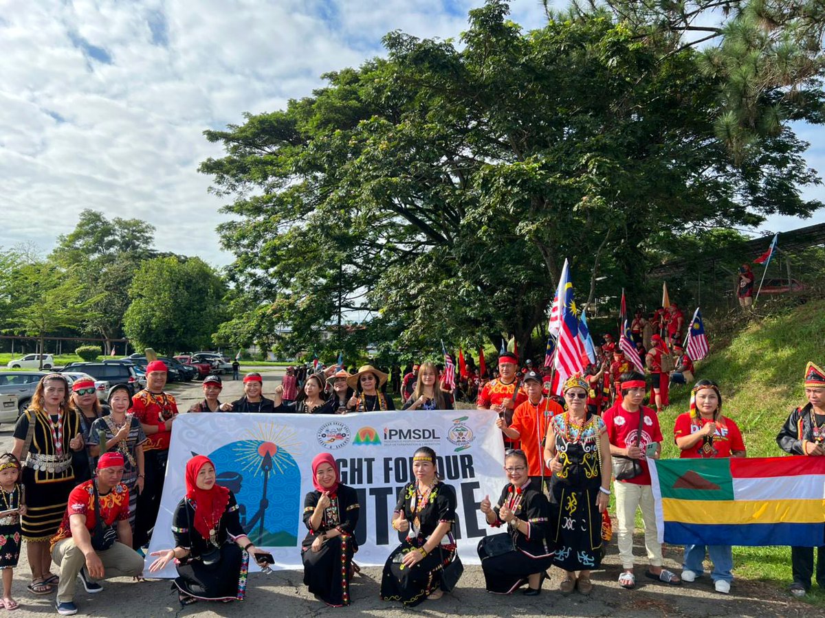 ipmsdl_'s tweet photo. Why is a 1963 stone oath shaking #Sabah today? 🪨 #IndigenousPeoples are reclaiming the #BatuSumpah to demand justice + self-determination. Full story @ https://t.co/aF0vcjjTFu
#LandRights #FightForOurFuture https://t.co/Ngq5bbHjUK