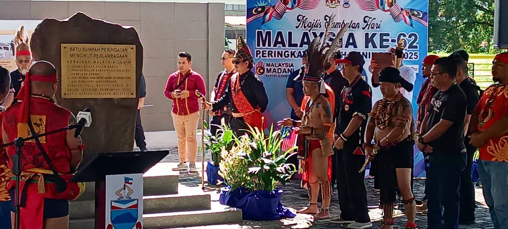 ipmsdl_'s tweet photo. Why is a 1963 stone oath shaking #Sabah today? 🪨 #IndigenousPeoples are reclaiming the #BatuSumpah to demand justice + self-determination. Full story @ https://t.co/aF0vcjjTFu
#LandRights #FightForOurFuture https://t.co/Ngq5bbHjUK
