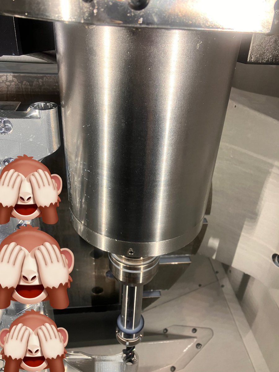 こんな所に座グリがあると加工時には
こんな事になるのでやめて下さいね！
次からは側面刃で平面が作れる設計にしてください！