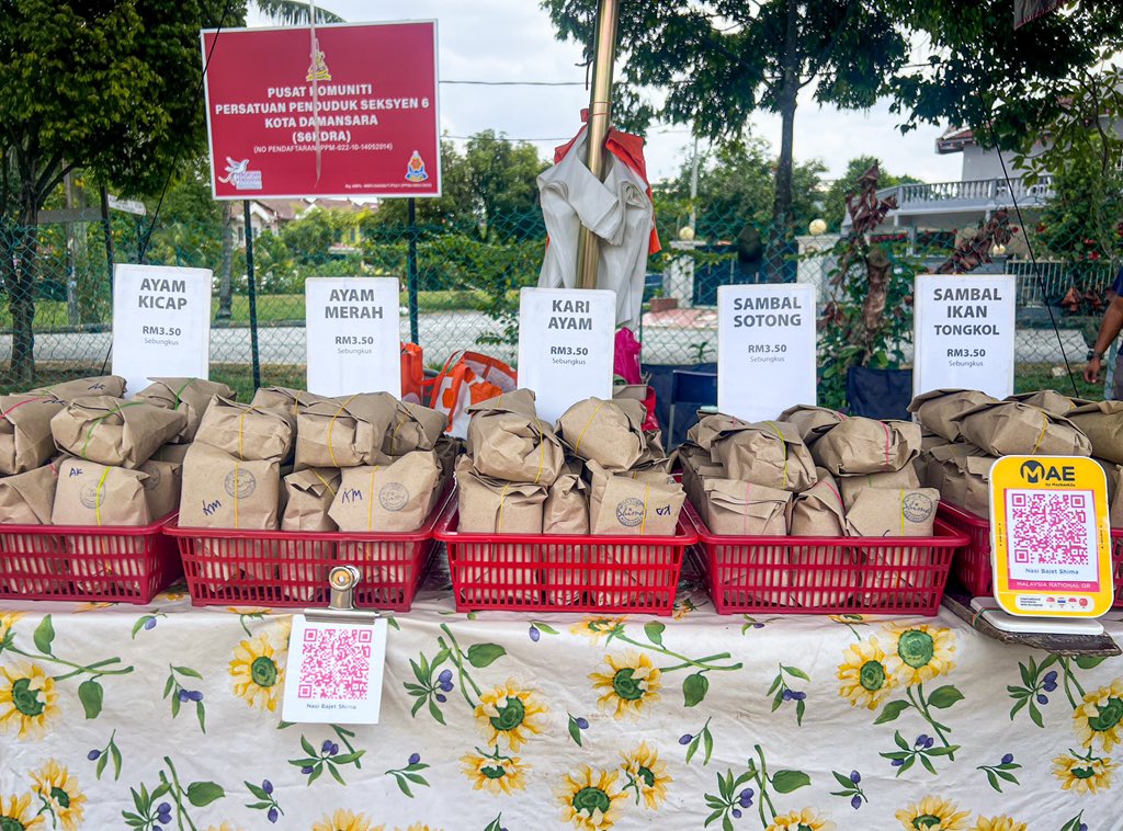 NurulShima_3's tweet photo. Harga minyak naik ke, harga minyak turun ke, nasi bajet Shima masih rm3.50 sebungkus 🫰.

Tak ada alasan nak naikkan harga lagi sejak tahun 2020. Akan datang? 🤔. Layan je dulu tahun ni, okay 😁. https://t.co/Jg8D9QLqru