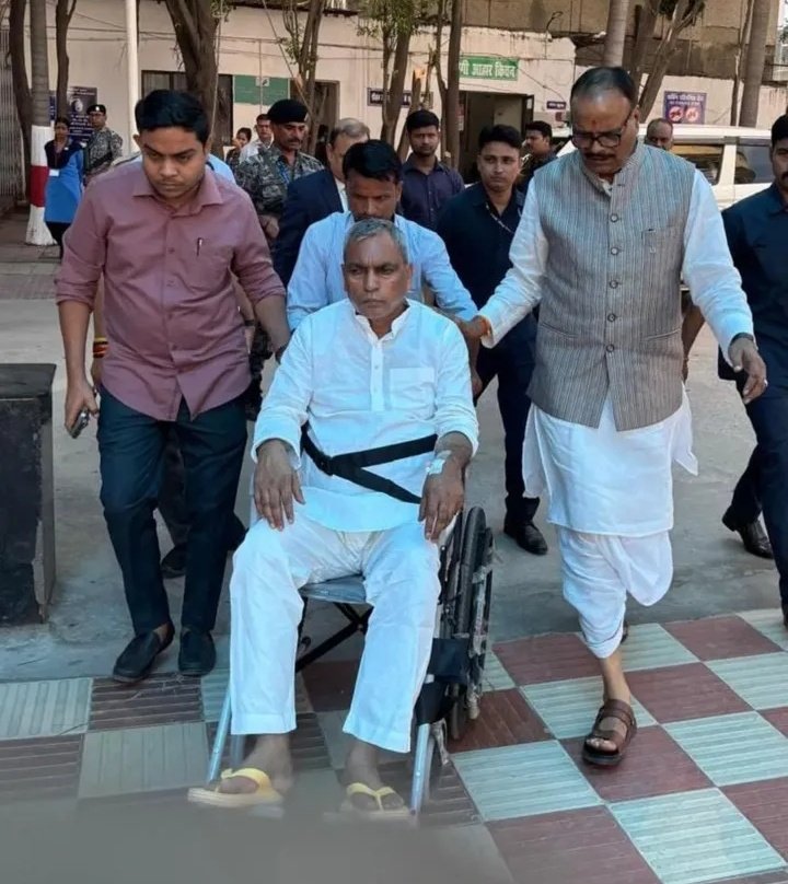 आदरणीय <a href="/oprajbhar/">Om Prakash Rajbhar</a>  नेता जी आपने समाज को कहीं न कहीं एक नई दिशा दी , शिक्षा, राजनीति में युवा पीढ़ी आपसे सीखकर आगे बढ़ रहे हैं। प्रभु परमात्मा से प्रार्थना करते हैं आज नवरात्र है माता रानी आपको जल्द स्वस्थ करें।
<a href="/brajeshpathakup/">Brajesh Pathak</a>