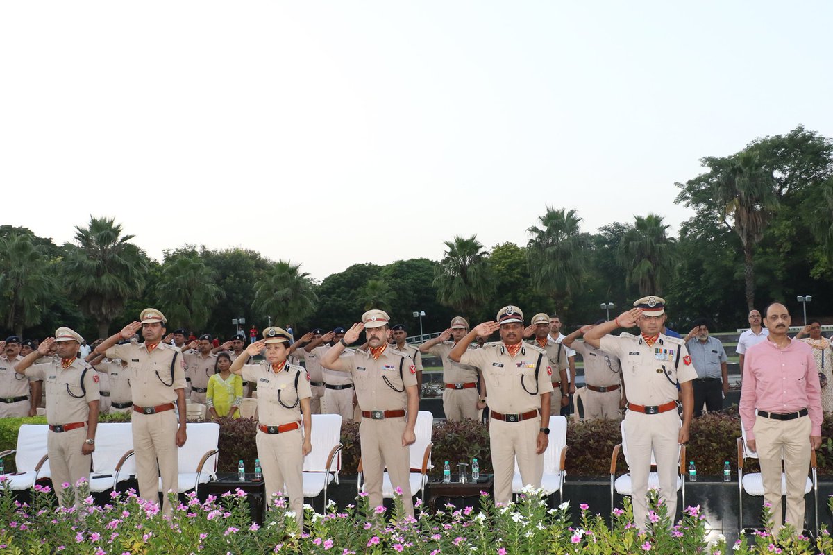SSB_INDIA's tweet image. Saluting the Eternal Bravery of Our Heroes 🇮🇳

In a moving tribute to the indomitable spirit of our fallen warriors, Dr. Ashok Rai, IG (Medical), accompanied by officers and jawans of the #SSB, laid a wreath at the National Police Memorial (#NPM) in Chanakyapuri, #NewDelhi,…
