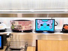 くら寿司が #エモ消費 を軸に、泣き顔の猫が映るモニターに利用客が笑顔を見せると、AIがその笑顔を判定し、特典を獲得できる企画してる🫧笑
topics.smt.docomo.ne.jp/amp/article/it…