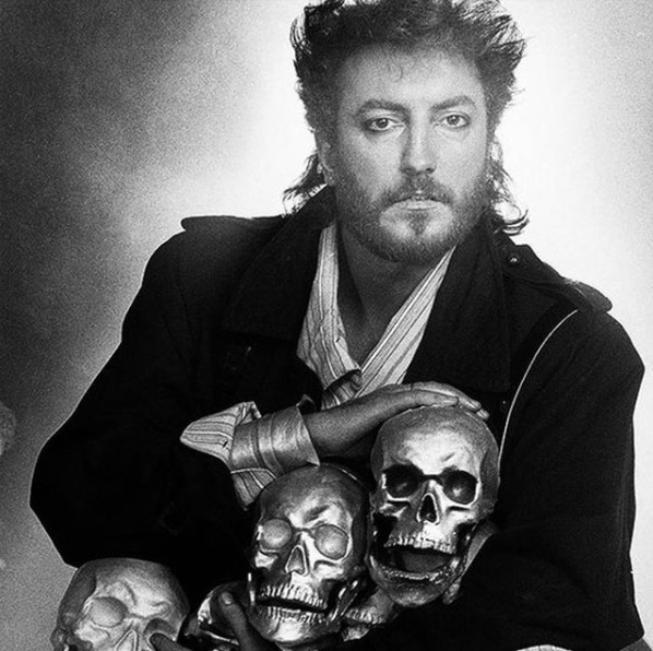 riskwood's tweet image. Un 22 de septiembre de 1991 fallecía Tino Casal en accidente de tráfico. Un genio vanguardista y polifacético. Sus instrumentaciones y arreglos rompian con todo lo conocido en los 80.
youtu.be/kNd-kSzYhtQ?si…